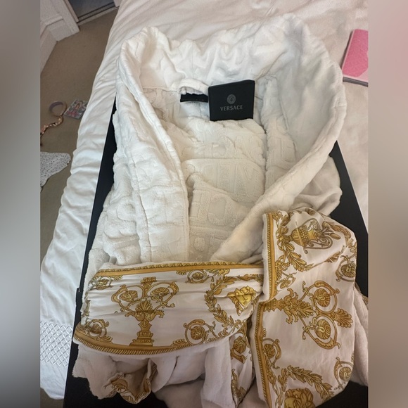 Versace White and Gold Robe - L - Picture 7 of 7